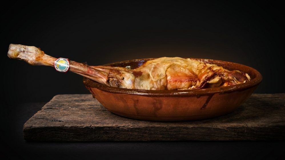 Lechazo de Aranda del Duero IGP vs. Cordero Lechal: Guía de Selección para Mesones y Restaurantes Tradicionales