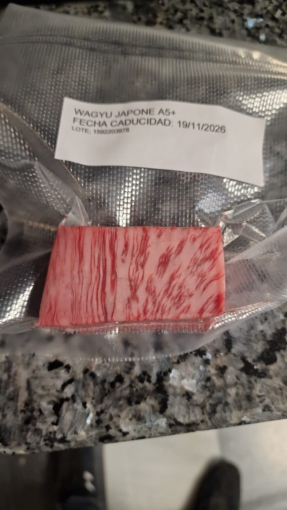 Paso 1: Recibe lingotes de Wagyu A5 envasados individualmente